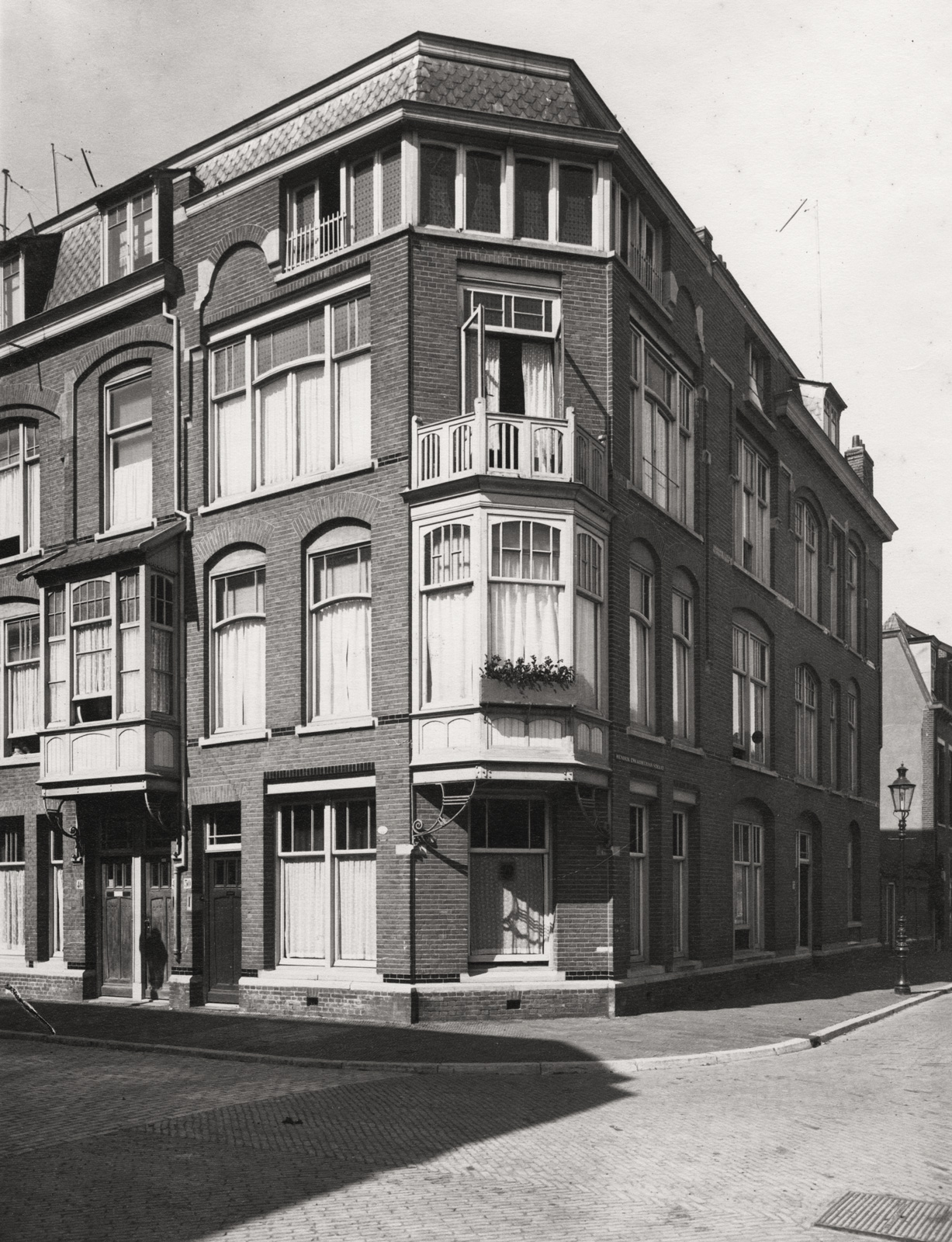 Willem Van Outhoornstraat, Hoek Hendrik Zwaardecroonstraat, Rond 1930 - Bron: Beeldbank Haags Gemeentarchief